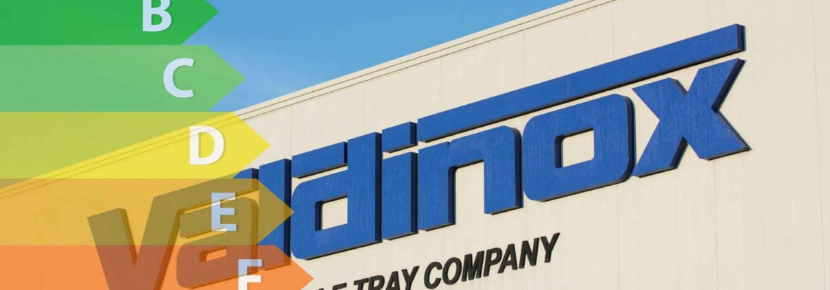 Fachada de la fábrica de Valdinox con un gráfico de eficiencia energética